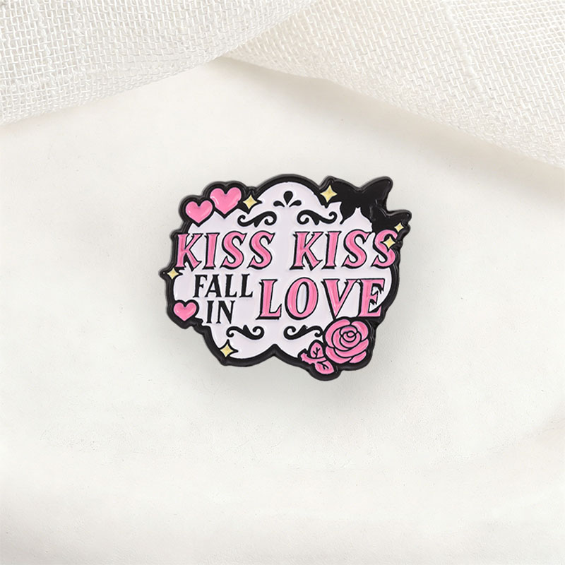 Kiss Kiss Fall In Love Badge P - Embroidery Kiss ulasan dan harga