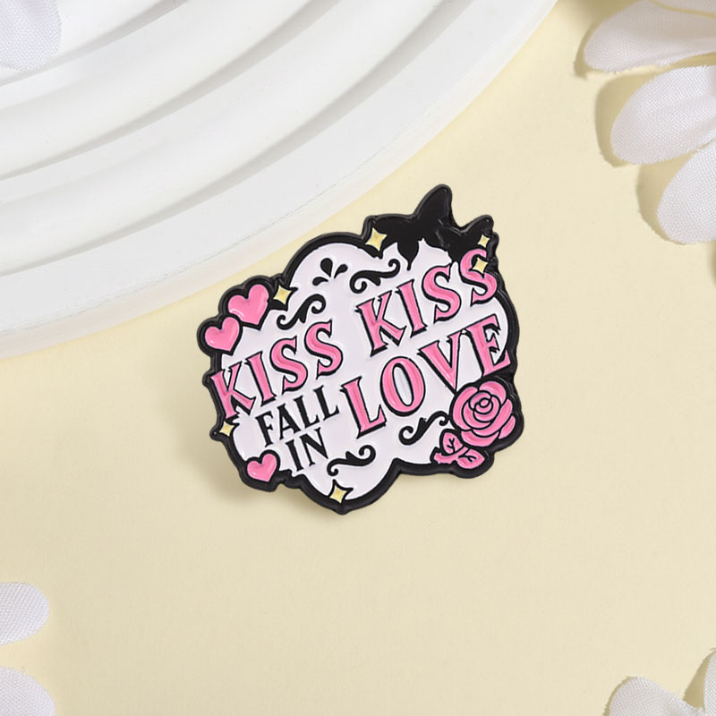Kiss Kiss Fall In Love Badge P - Embroidery Kiss ulasan dan harga